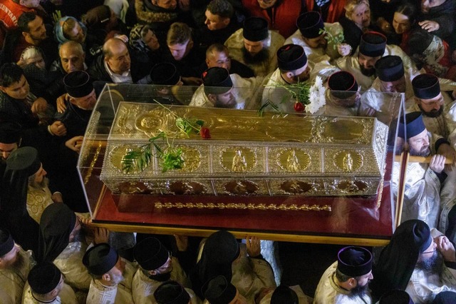 A început pelerinajul religios de la Iaşi: Mii de oameni stau la rând în ploaie pentru a se închina la moaştele Sfintei Parascheva – FOTO