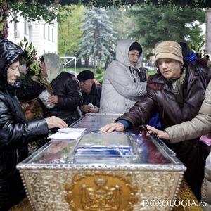 Pelerinajul religios de la Iaşi: 30.000 de credincioşi au trecut deja pe la racla cu sfintele moaşte, iar la rând aşteaptă câteva mii de oameni - FOTO
