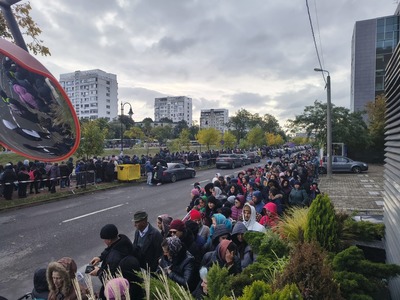 Pelerinajul religios de la Iaşi: Peste 25.000 de oameni stau la rând, iar timpul de aşteptare depăşeşte 10 ore / Coloana de credincioşi se întânde pe câţiva kilometri - FOTO / VIDEO 