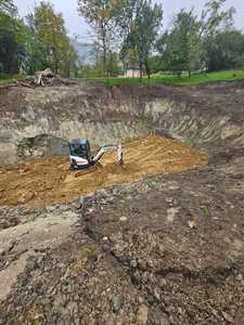 Maramureş: Lucrările de punere în siguranţă a terenului afectat de prăbuşire la Coştiui, în zona fostei mine de sare, au început