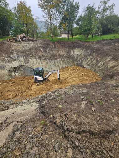 Maramureş: Lucrările de punere în siguranţă a terenului afectat de prăbuşire la Coştiui, în zona fostei mine de sare, au început