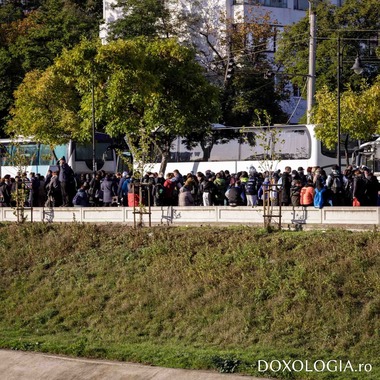 Pelerinajul religios de la Iaşi - 115.000 de credincioşi s-au închiat la racla cu moaştele Sfintei Cuvioase Parascheva. În cursul serii este programată o procesiune pe străzile centrale ale oraşului