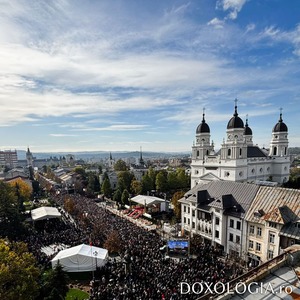 Pelerinajul de la Iaşi de Sfânta Parascheva: 32.000 de oameni au participat la Sfânta Liturghie. IPS Teofan a premiat trei familii de preoţi care au câte 10, 11 şi 12 copii 