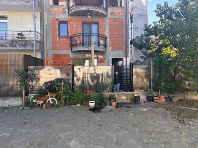 Situaţie ”fără precedent” în Piteşti - Poarta unei case dădea în curtea unei şcoli, iar o conductă deversa apă pluvială în curtea unităţii / A fost aplicată o amendă, iar situaţia a fost remediată - FOTO

