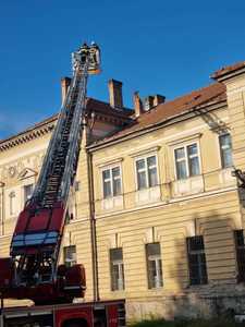 Satu Mare: Două şcoli, evacuate temporar după cutremurul de miercuri/ Două intervenţii ale pompierilor pentru securizarea unui coş de fum şi a unor cărămizi desprinse/ Clădirea unui colegiu, monitorizată după apariţie unei crăpături la un perete