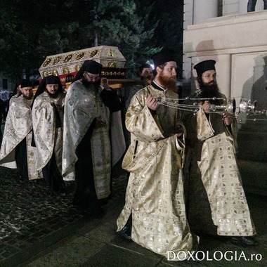 Bilanţul pelerinajului religios de la Iaşi: 300.000 de participanţi la evenimentele din cele opt zile, iar timpul de aşteptare a ajuns şi la 15 ore. Racla cu moaştele Sfintei Parascheva a fost reintrodusă în Catedrală