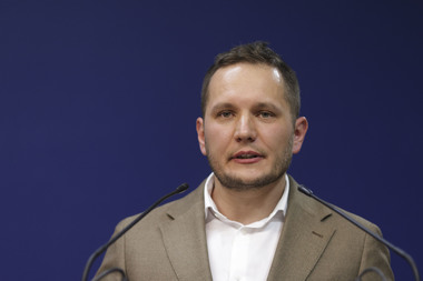 EXPLOZIE ÎN CAPITALĂ - Prefectul Capitalei face apel către locatarii blocului afectat de explozie să nu intre în imobil, pentru că ”se pun în pericol şi pe ei şi pe cei care ar trebui să vină să îi salveze”