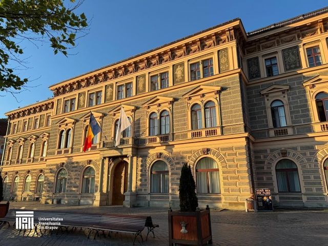 Nemulţumire în rândul studenţilor Universităţii Transilvania din Braşov, în urma unei decizii privind prezenţa obligatorie la cursuri, decizie dublată de lipsa de spaţii adecvate/ Tinerii se pregătesc de protest