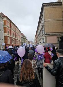 Evenimente în stradă - „Împreună pentru siguranţa femeilor” în Bucureşti şi în marile oraşe. Femei şi bărbaţi cer autorităţilor măsuri ferme pentru ca femeile, victime ale violenţei, să fie protejate