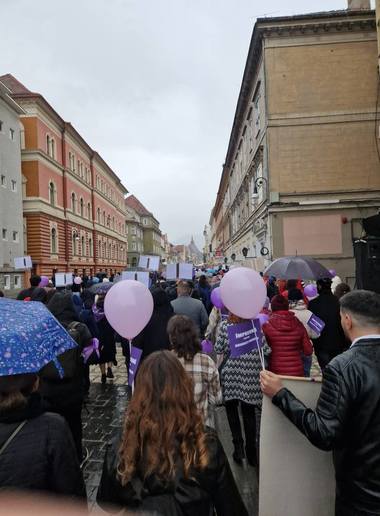 Evenimente în stradă - „Împreună pentru siguranţa femeilor” în Bucureşti şi în marile oraşe. Femei şi bărbaţi cer autorităţilor măsuri ferme pentru ca femeile, victime ale violenţei, să fie protejate