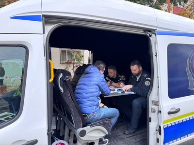 EXPLOZIE ÎN CAPITALĂ  - Poliţia Capitalei anunţă un punct mobil pentru eliberarea autorizaţiilor de reparaţie pentru vehiculele avariate în urma exploziei, pe Calea Rahovei
