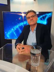 Dr. Caius Işfănescu: Întâlnesc frecvent patologii la nivelul umărului, genunchiului sau coloanei cauzate de ridicarea de greutăţi la sală/ Instructorul nu are chiar atât de multe cunoştinţe de kinetoterapie, încât să ajusteze pentru fiecare om un program