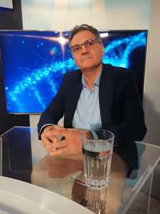 Caius Işfănescu, medic ortoped şi traumatolog: La fiecare 45 de minute, cei care lucrează la birou trebuie să facă mişcare/ Scaunele cu suport lombar, foarte importante