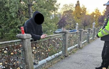 Timişoara: Un student care a vrut să se arunce în Bega de pe un pod a fost convins de poliţiştii locali să renunţe la gest/ Tânărul ţinea în mână o lumânare