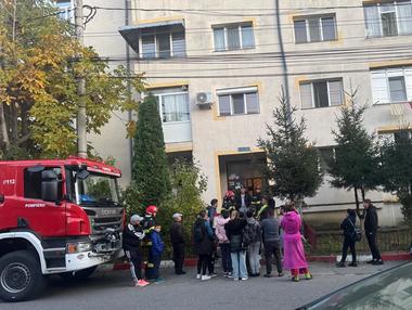 UPDATE - Argeş: Intervenţie a pompierilor după ce s-a semnalat miros de gaz, la Mioveni/ Sute de persoane, evacuate, inclusiv 600 de elevi/ Distrigaz Sud Reţele: Supraodorizare accidentală a gazului natural/ S-au constatat pierderi de gaze - FOTO, VIDEO