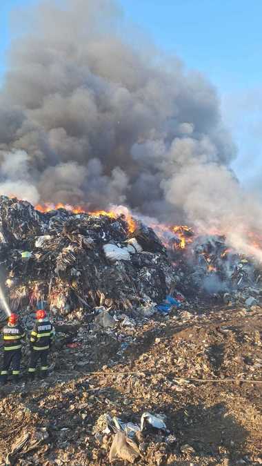 Prahova: Incendiu puternic, cu degajări importante de fum, la o firmă din Ariceştii Rahtivani. Ard deşeuri pe o suprafaţă de o mie de metri pătraţi - VIDEO