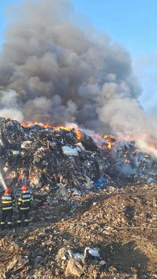 Prahova: Incendiu puternic, cu degajări importante de fum, la o firmă din Ariceştii Rahtivani. Ard deşeuri pe o suprafaţă de o mie de metri pătraţi - VIDEO