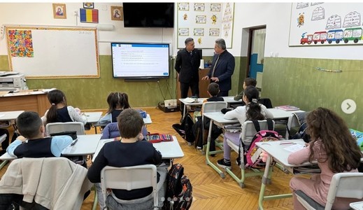 Ministrul Educaţiei, vizite la şcoli din mediul rural: Am ales acum mediul rural, deoarece aici trebuie reaşezate mai repede noile paradigme educaţionale, pentru a creşte atât eficienţa educaţiei şi a reduce discrepanţa faţă de urbanul mare
