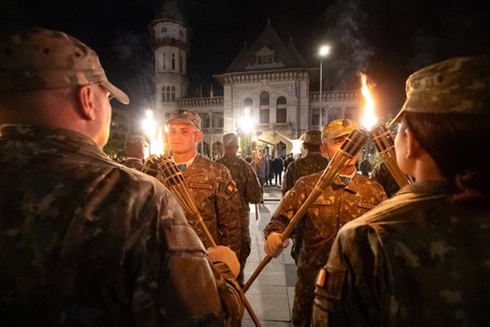 Buzău: Retragerea cu torţe a militarilor, moment spectaculos pe străzile oraşului la finalul manifestărilor dedicate Zilei Armatei Române - FOTO