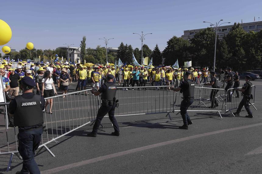 Marile confederaţii sindicale protestează în faţa Guvernului: Nu mai acceptăm să fim victimele unui sistem care promovează austeritatea, incompetenţa şi lipsa de responsabilitate / Restricţii de trafic în Bucureşti / Măsuri dispuse de Jandarmerie

