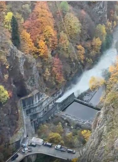 Argeş - Exerciţiu de deversare controlată a apei din lacul de acumulare Vidraru. Vor fi eliberate debite în creştere, pentru a verifica modul în care albia râului Argeş poate prelua, în siguranţă, volumele evacuate / Apel către locuitori şi turişti