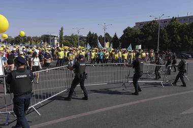 Mii de sindicalişti protestează la Guvern, reclamând „problemele sociale şi economice majore” cu care se confruntă România/ Ei cer creşterea salariului minim şi a pensiilor, dar şi stoparea măsurilor de austeritate: „De la ei nu au fost în stare să taie”