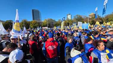 UPDATE - Mii de sindicalişti protestează la Guvern, cerând creşterea salariului minim şi a pensiilor şi stoparea măsurilor de austeritate: „De la ei n-au fost în stare să taie”/ Mesajul CNS „Cartel Alfa”