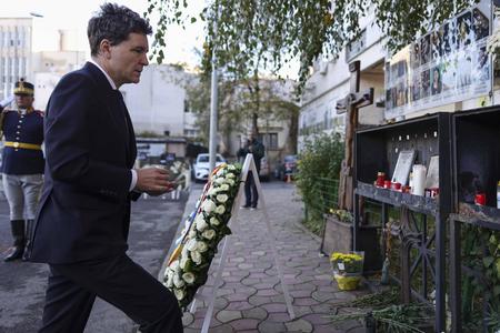 10 ANI DE LA COLECTIV - UPDATE - Preşedintele Nicuşor Dan a depus o coroană de flori şi a aprins o lumânare în memoria victimelor de la Colectiv: Oglinda unui stat care nu a funcţionat şi s-a ghidat de prea multe ori după principiul „merge şi aşa” FOTO