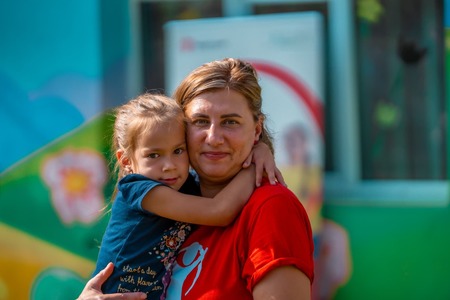 Peste jumătate dintre părinţii plecaţi la muncă în străinătate ţară lipsesc o treime din copilăria fiilor şi fiicelor lor. Bărbaţii muncesc în construcţii şi agricultură, femeile, ca îngrijitoare şi menajere – Studiu Salvaţi Copiii