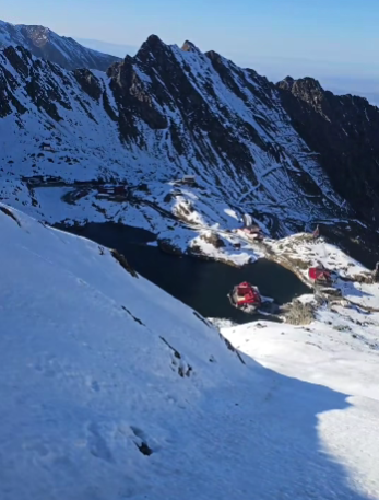 Avertisment al salvamontiştilor pentru Munţii Făgăraş: Nu recomandăm drumeţiile în această perioadă, în zona înaltă, turiştilor fără experienţă / Posibile avalanşe din cauza topirii zăpezii - VIDEO