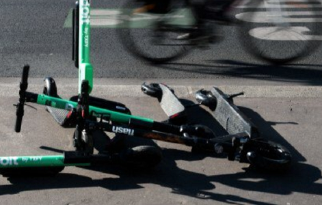 Sibiu: Doi adolescenţi de 16 ani care circulau pe o trotinetă electrică, loviţi de un buldoexcavator care efectua lucrări la drum

