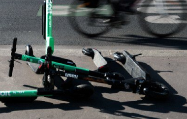 Sibiu: Doi adolescenţi de 16 ani care circulau pe o trotinetă electrică, loviţi de un buldoexcavator care efectua lucrări la drum

