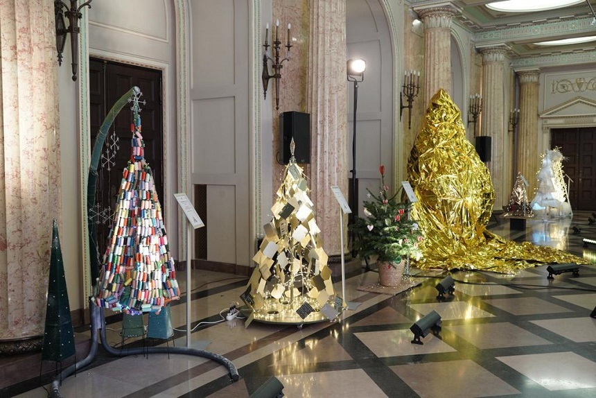 Festivalul Brazilor de Crăciun - Designeri şi artişti români creează brazi unicat care vor fi licitaţi în 4 decembrie. Peste 10 milioane de euro au fost colectaţi la ediţiile precedente