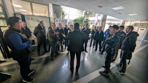 Angajaţii firmei care asigură transportul public în Alba Iulia ameninţă că nu vor mai ieşi pe trasee, fiindcă nu şi-au mai primit salariile de două luni. Ei au mers la Primărie pentru a-şi prezenta nemulţumirile