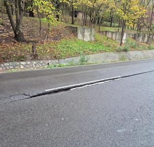 Primăria Constanţa a închis circulaţia rutieră pe Valea Portului din cauza riscului crescut de surpare a carosabilului