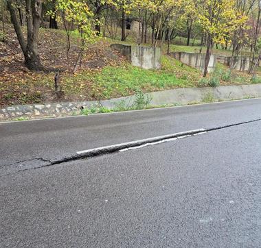 Primăria Constanţa a închis circulaţia rutieră pe Valea Portului din cauza riscului crescut de surpare a carosabilului