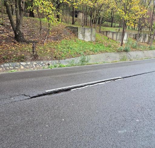 Primăria Constanţa a închis circulaţia rutieră pe Valea Portului din cauza riscului crescut de surpare a carosabilului