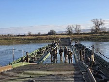 Exerciţiu simultan de pregătire a trupelor NATO, în România. În judeţul Alba, militarii au realizat  în timp record un pod plutitor peste Mureş, peste care poate trece aproape orice vehicul - FOTO, VIDEO
