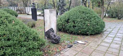 Mai multe busturi din Parcul Central Scudier din Timişoara au fost vandalizate/ Poliţia a deschis dosar penal - FOTO
