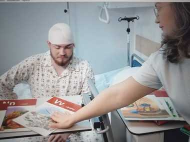 Operaţie pe creier cu pacientul treaz, realizată pentru prima dată la Spitalul ”Bagdasar-Arseni”/ Pacientul de 20 de ani, cu o tumoră cerebrală de dimensiuni mari, a fost supus unor teste de limbaj în timpul operaţiei: Am fost curios cum o să fiu treaz