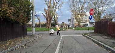 Amendă de 10.000 de lei dată unei femei, după ce muncitorii care îi renovează un imobil au aruncat resturi de moloz într-un pârâu. Poliţiştii locali au constatat că proprietara nu are contract cu firma care gestionează deşeurile - FOTO
