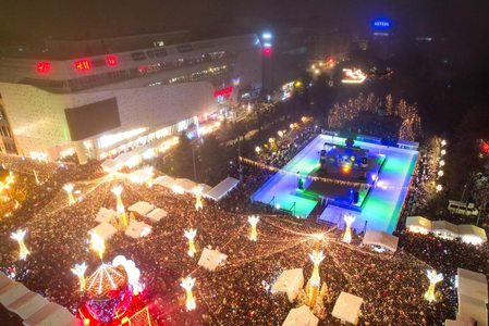 S-au deschis târgurile de Crăciun din Sibiu şi Craiova, două dintre cele mai căutate evenimente de profil din ţară / Mii de oameni s-au bucurat de surprizele pregătite de organizatori, dar şi de iluminatul festiv – FOTO / VIDEO