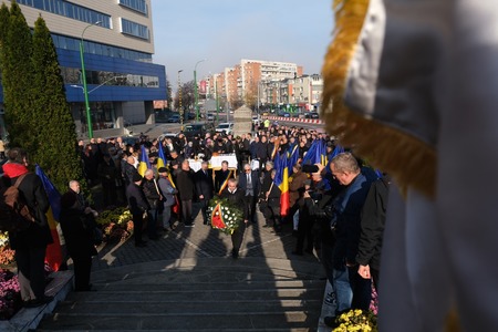 Braşovul a marcat 38 de ani de la revolta din 15 Noiembrie 1987, când muncitorii de la întreprinderea de autocamioane, urmaţi de alţi locuitori, au ieşit în stradă împotriva regimului comunist - FOTO