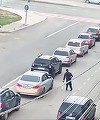 Imagini cu un bărbat care cerşeşte de la şoferi, mergând cu un baston, dar care pare a se vindeca ”miraculos” după ce iese din raza vizuală a acestora, publicate de un poliţist din Braşov: Haideţi să nu mai hrănim teatrul ieftin! - VIDEO