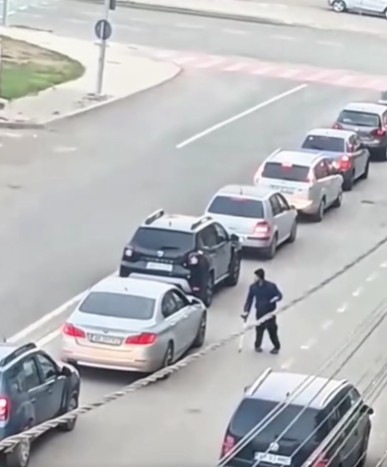 Imagini cu un bărbat care cerşeşte de la şoferi, mergând cu un baston, dar care pare a se vindeca ”miraculos” după ce iese din raza vizuală a acestora, publicate de un poliţist din Braşov: Haideţi să nu mai hrănim teatrul ieftin! - VIDEO