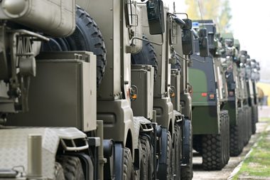Militarii fac repetiţii pentru parada de 1 Decembrie, în Poligonul Ghencea – Avertisment al Ministerului Apărării: Parte a tehnicii va tranzita zona / Aceste deplasări de tehnică sunt activităţi planificate

