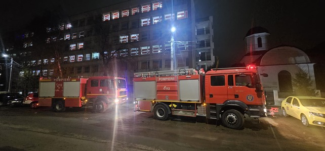 Intervenţie a pompierilor la Spitalul Municipal Roman, după ce s-a sesizat miros de fum de la subsol, unde izbucnise un incendiu la deşeuri şi materiale textile/ Nu au fost persoane evacuate