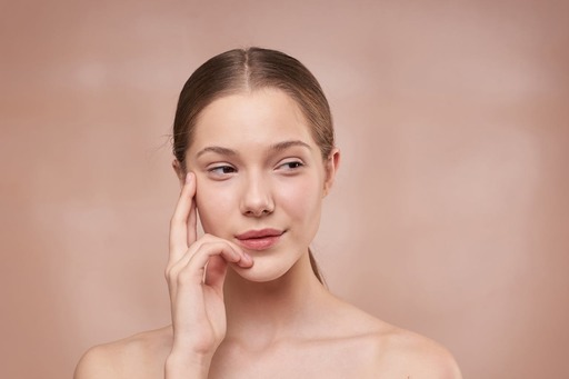 Medicul dermatolog Michela Gingirov: Degeaba avem o rutină de skin care e extrem de bine pusă la punct dacă dormim patru ore, bem două pahare de apă pe zi, consumăm alcool şi fumăm