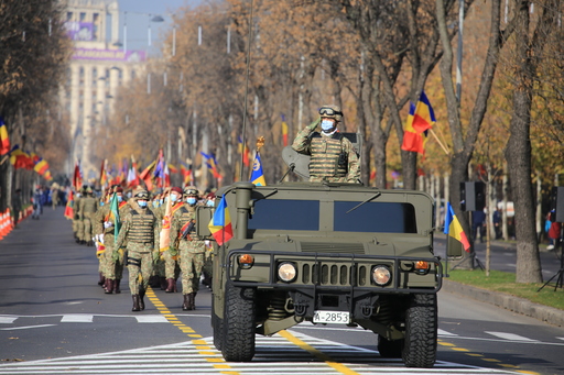 Bucureşti – Repetiţii generale pentru Parada Militară de Ziua Naţională / Vor fi trase 21 de salve de tun / Peste 2.900 de militari şi specialişti, tehnică militară şi 45 de aeronave vor defila - VIDEO