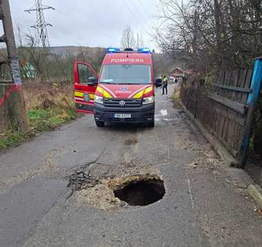 Două persoane au căzut într-o groapă din asfalt, pe o stradă din Petroşani / Ambele au fost transportate la spital / Groapa este adâncă de un metru şi are un diametru de 80 de centimetri - FOTO